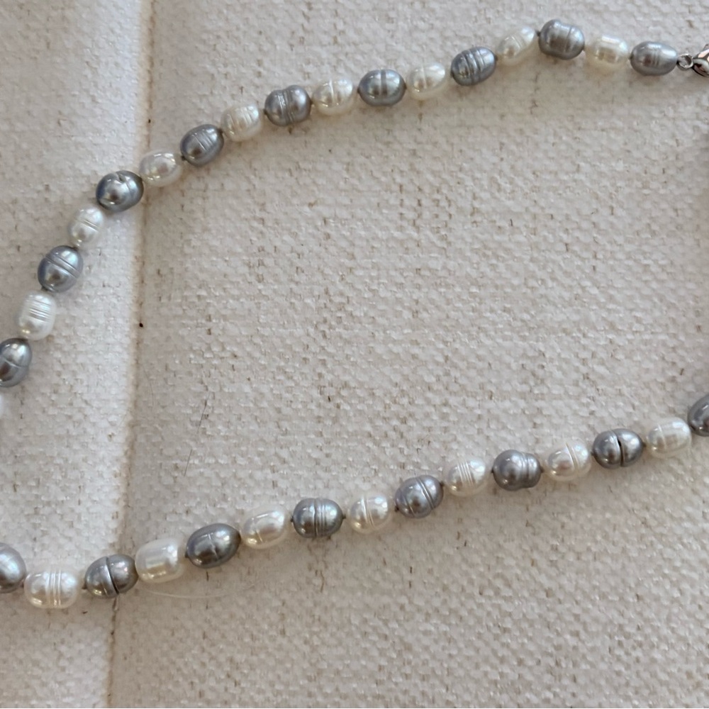 Elegant Faux Pearl Necklace - Picture 7 of 9